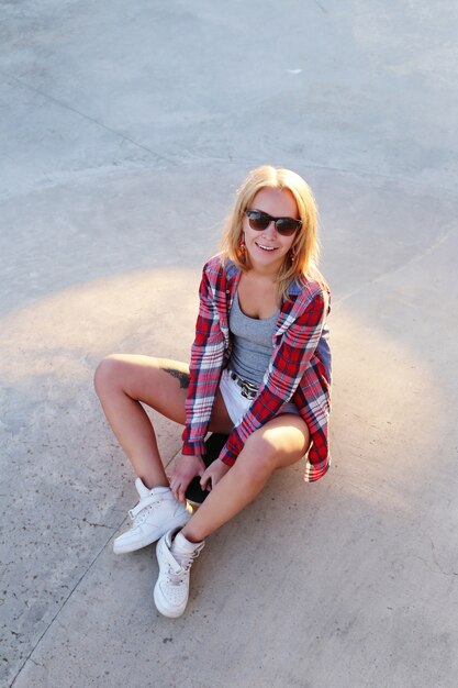 Chica al aire libre con un skaeboard