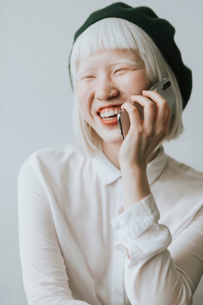 Foto gratuita chica albina fresca y elegante hablando por su teléfono