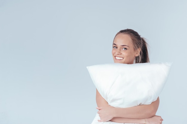 Chica alegre con almohada