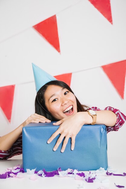 Chica alegre con caja