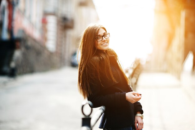 Chica alegre en la calle al atardecer