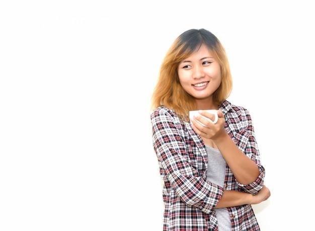 Chica alegre disfrutando de su taza de café