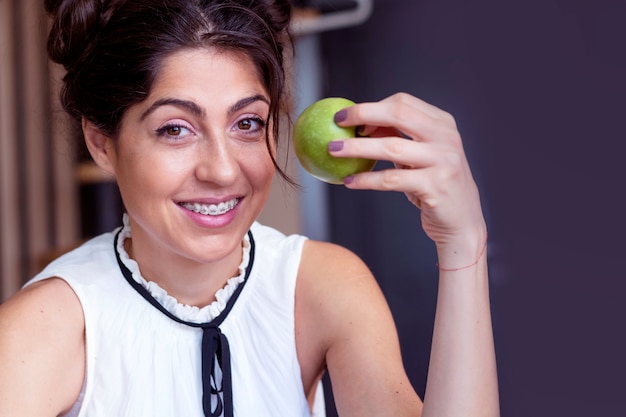 Chica alegre jugando con su manzana