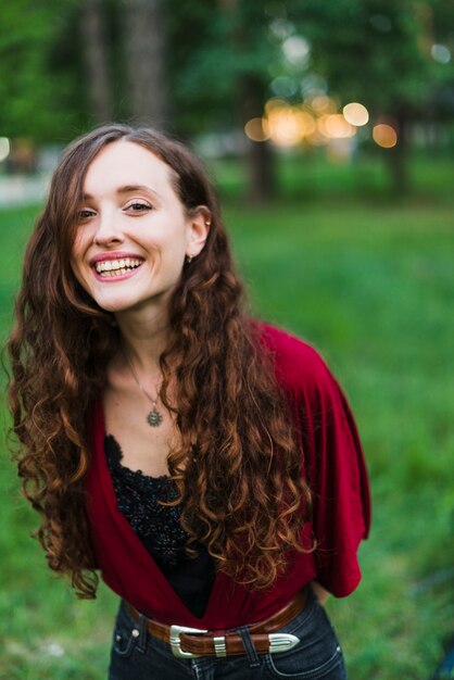 Chica alegre en la naturaleza