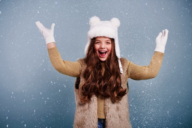 Foto gratuita chica alegre entre la nieve cayendo