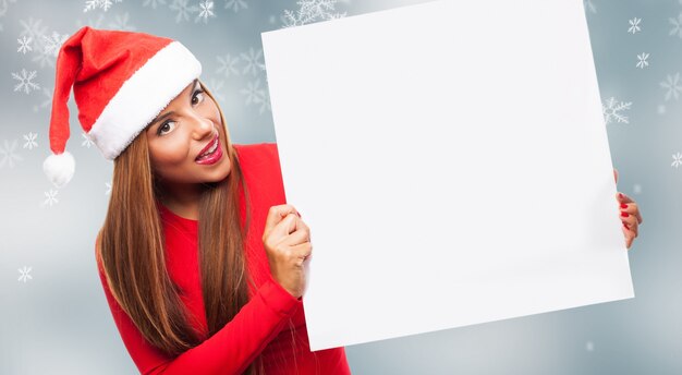 Chica alegre con un panel vacío