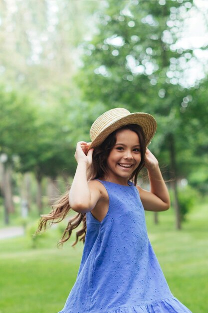 Chica alegre sonriendo en la naturaleza