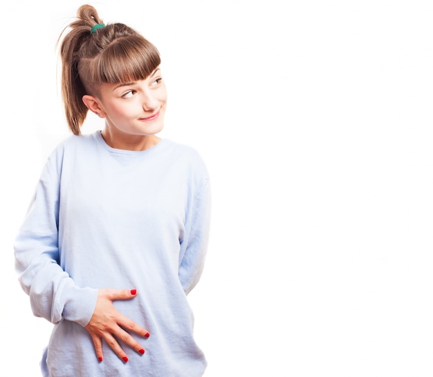 Chica alegre tocándose su barriga