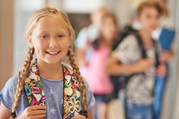 Chica alegre durante las vacaciones en la escuela