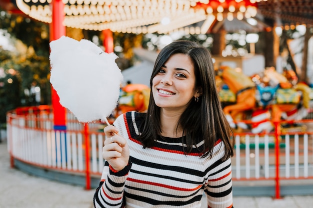 Foto gratuita chica con algodón de azúcar