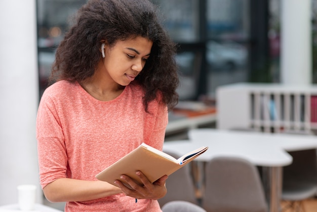 Chica de alto ángulo concentrada en la lectura