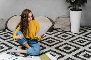 Foto gratuita chica de alto ángulo estudiando en el piso