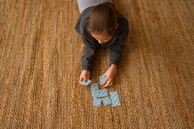 Chica de alto ángulo jugando juego de memoria