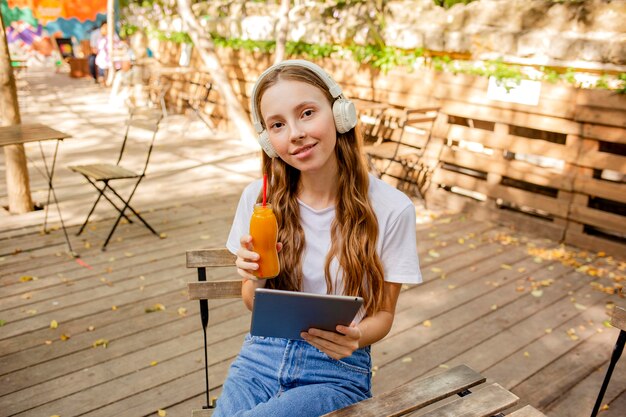 Chica de alto ángulo con libro y botella de jugo fresco