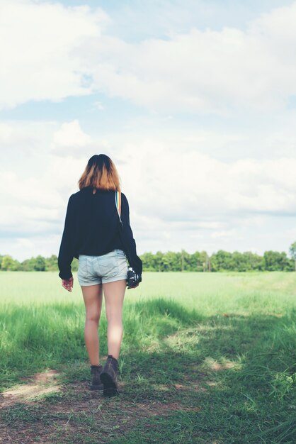 Chica andando por el campo