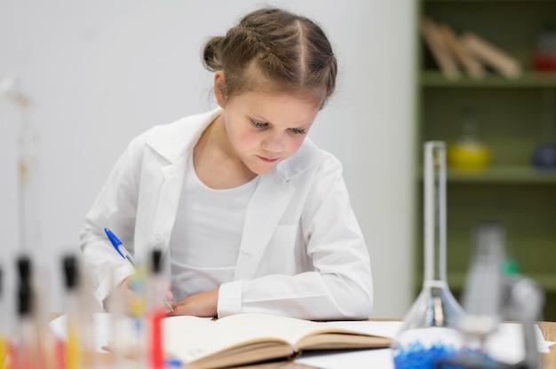 Chica de ángulo bajo aprendiendo ciencias