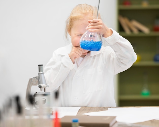 Foto gratuita chica aprendiendo a hacer ciencia