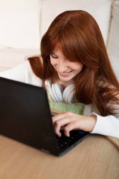 Foto gratuita chica aprendiendo con laptop de cerca