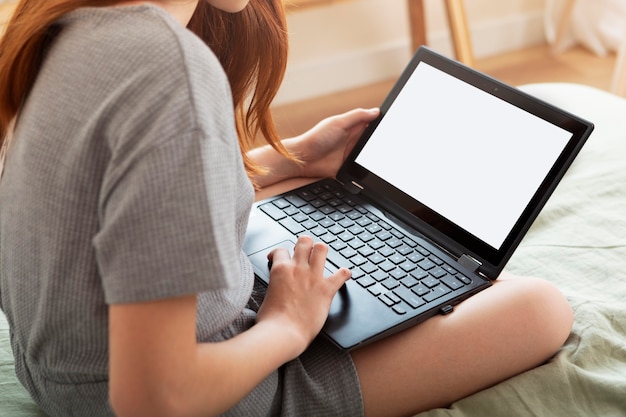 Chica aprendiendo con laptop en interiores de cerca