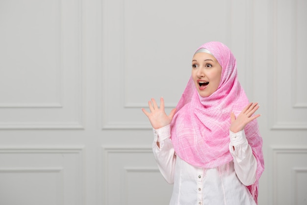 Chica árabe cubierta con un hermoso hiyab rosa bastante linda joven mujer musulmana feliz de ver a un amigo
