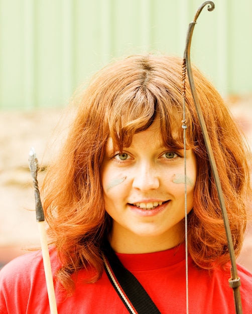 Chica con arco y una flecha