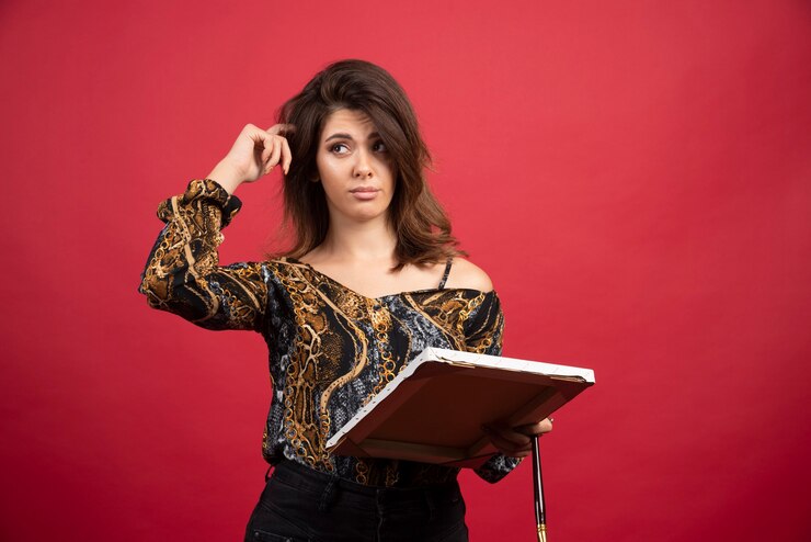 Foto gratuito chica artista sosteniendo un lienzo y parece pensativa o sin inspiración.