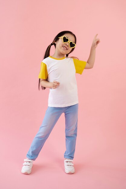 Chica asiática con gafas de sol en forma de corazón