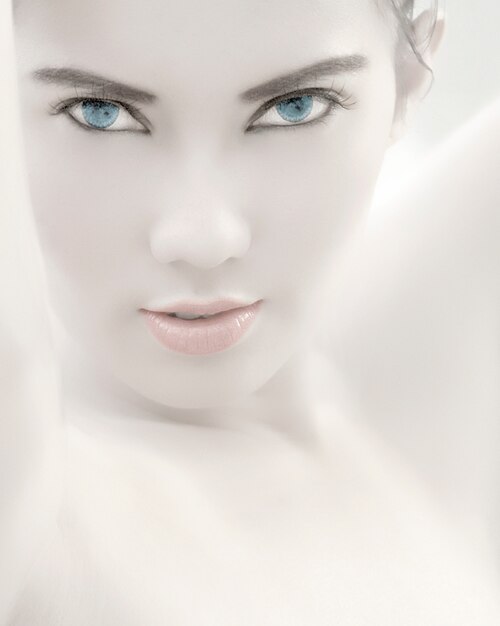 Chica asiática de ojos azules