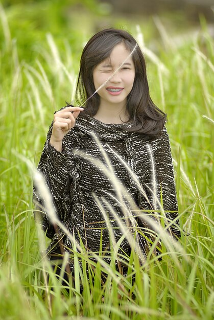 Chica asiática en la pradera
