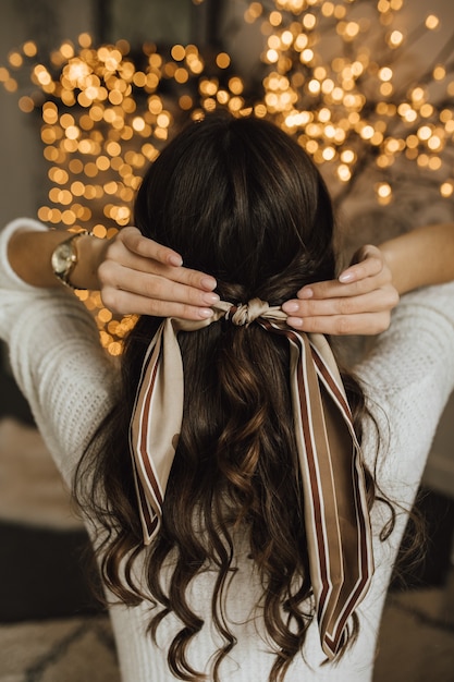 Foto gratuita chica ata la bufanda en el pelo