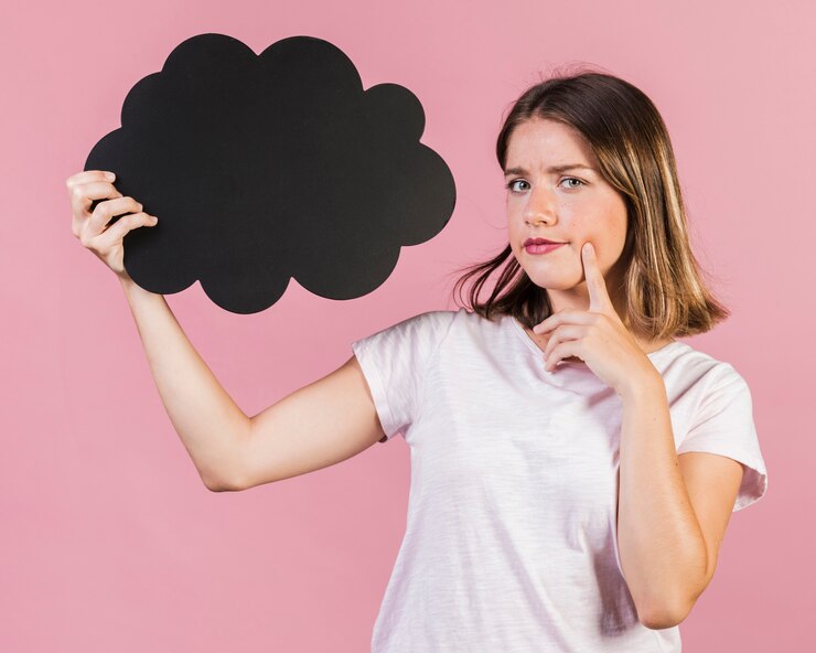Foto gratuito una chica atenciosa con un globo de habla