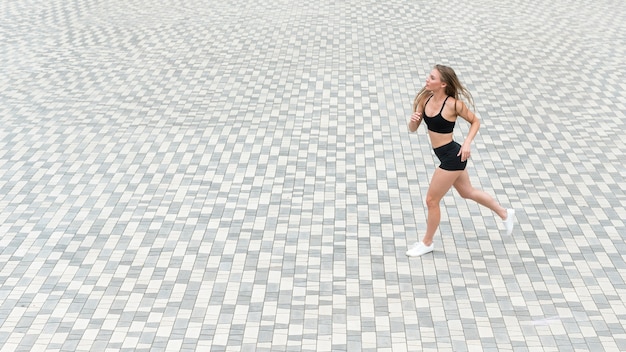 Chica atlética corriendo en el suelo