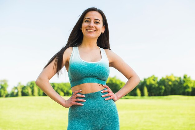 Chica atlética practicando deporte al aire libre