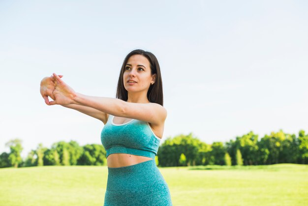 Foto gratuita chica atlética practicando deporte al aire libre