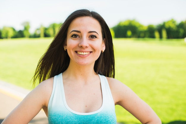 Chica atlética practicando deporte al aire libre