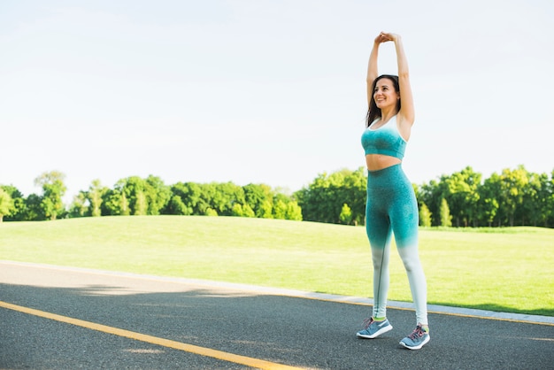 Chica atlética practicando deporte al aire libre