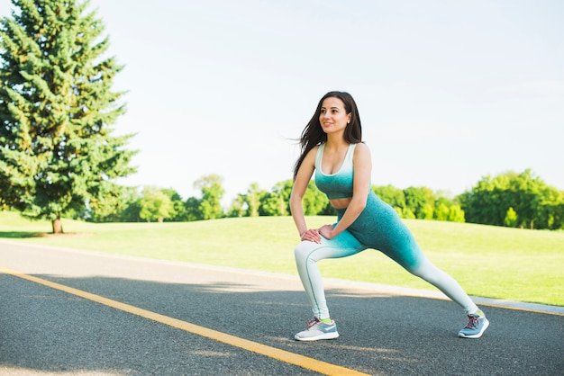 Foto gratuita chica atlética practicando deporte al aire libre