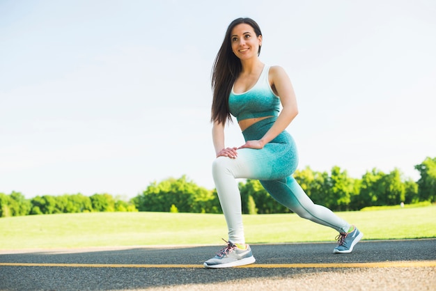 Chica atlética practicando deporte al aire libre