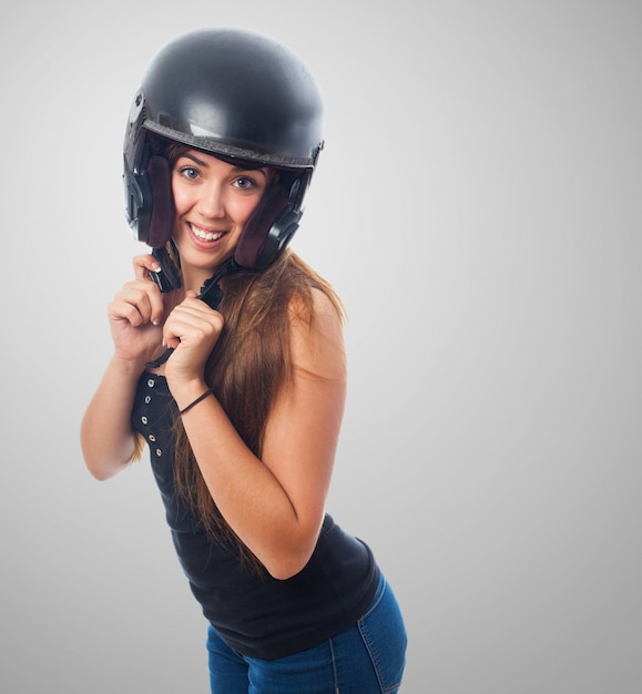 chica atractiva la celebración de casco en la cabeza.