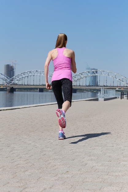 Foto gratuita chica atractiva corriendo en la calle