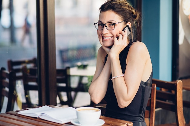 Chica atractiva hablando por teléfono