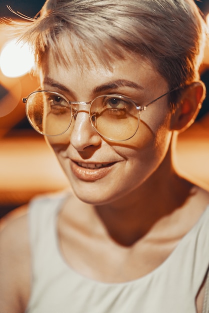 Foto gratuita chica atractiva hipster en gafas