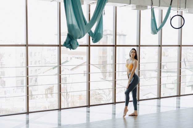 Foto gratuita chica atractiva joven posando en el gimnasio, figura suave, fitness y yoga