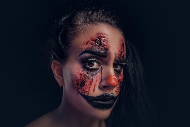 Foto gratuita la chica atractiva está lista para halloween, tiene un maquillaje muy espeluznante en la cara.