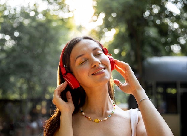 Chica con auriculares disfrutando de la música.