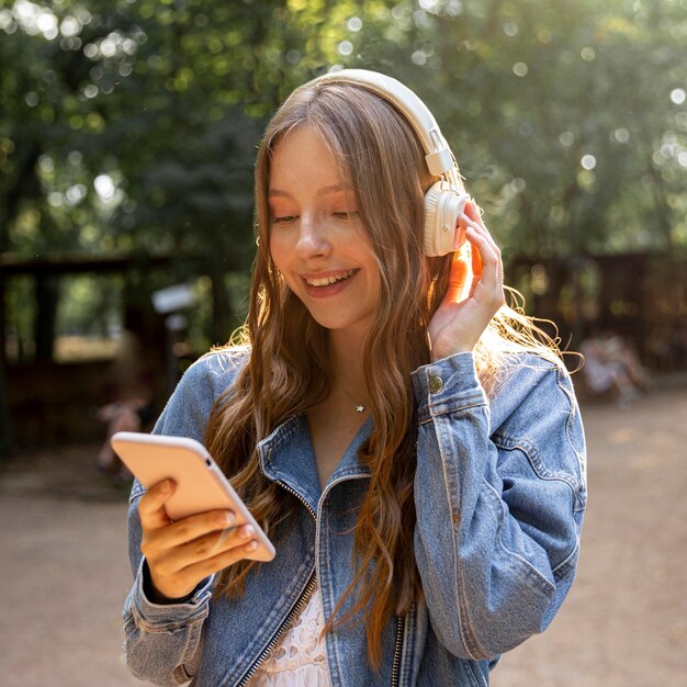 Chica con auriculares escuchando música retrato