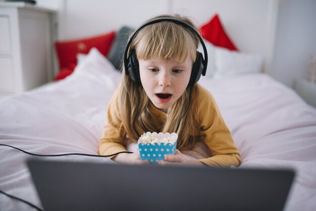 Chica en auriculares viendo la película