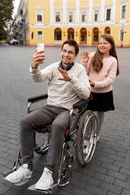 Chica ayudando a hombre discapacitado