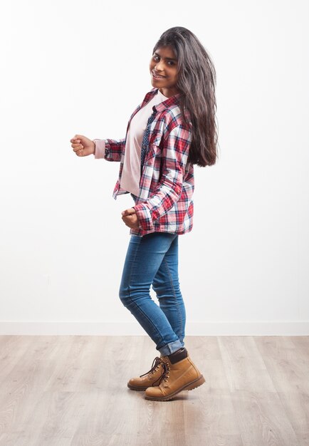 Chica bailando en una habitación