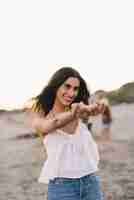 Foto gratuita chica bailando en la playa